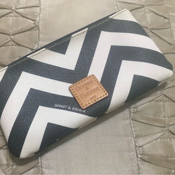 Dooney & Bourke Black and White Chevron Pouch/Coin purse, EUC - Picture 2 of 6